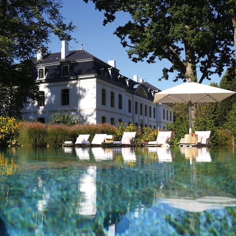 Der Außenpool der Schlosstherme im Sommer