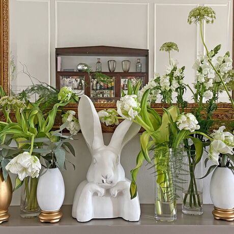 Osterdekoration mit Hasen und Blumen auf Kamin im Spiegelsaal im Schloss