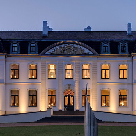 Das Schloss Weissenhaus am Abend