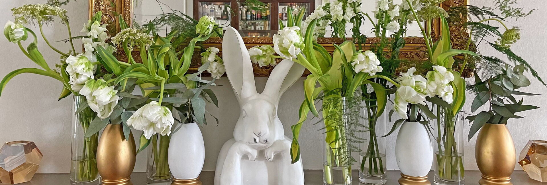 Osterdekoration mit Hasen und Blumen auf Kamin im Spiegelsaal im Schloss