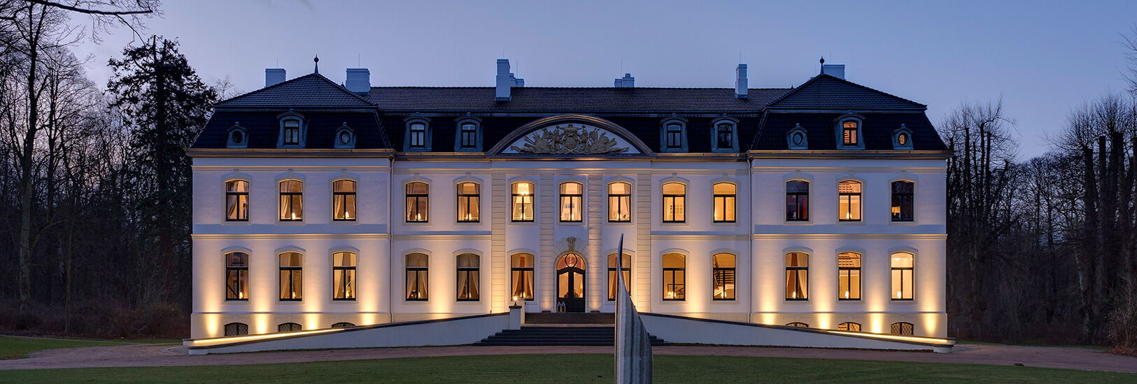 Das Schloss Weissenhaus am Abend