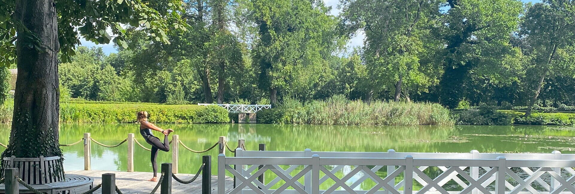 Yoga auf dem Seesteg