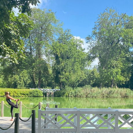 Yoga auf dem Seesteg